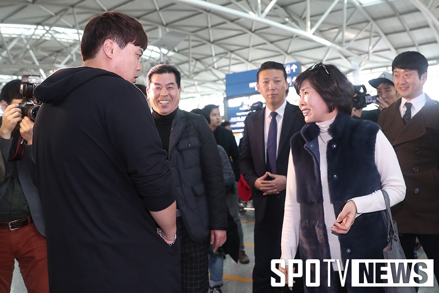 [포토S] 류현진, 출국 전 부모와 인사 나누며