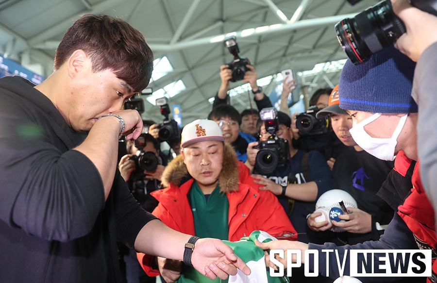 [포토S] 류현진, 수많은 취재진과 팬에 둘러싸여