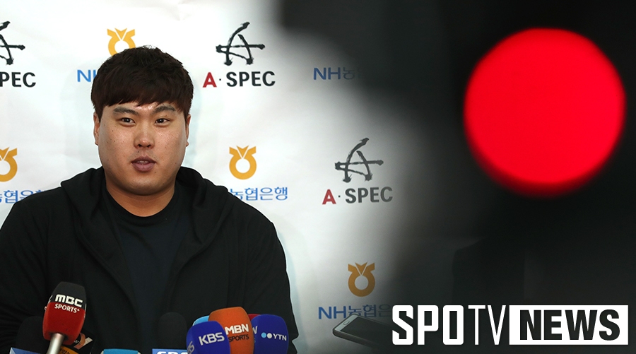 [포토S] 출국 전 인터뷰 갖는 류현진