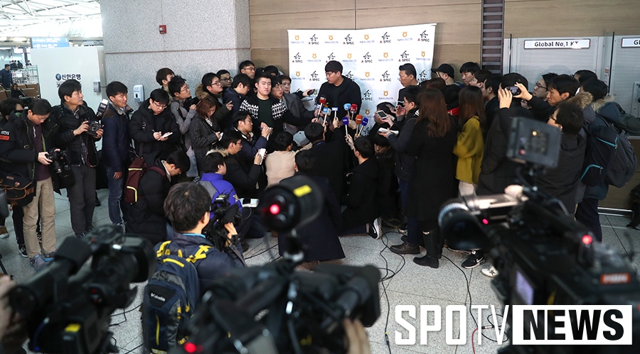 [포토S] 류현진 향한 열띤 취재 열기