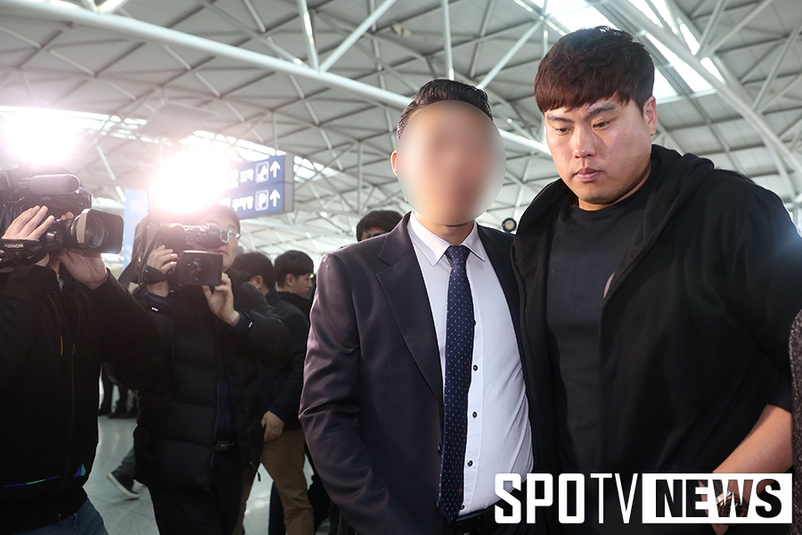[포토S] '미국 출국' 류현진, 5선발 경쟁 시작