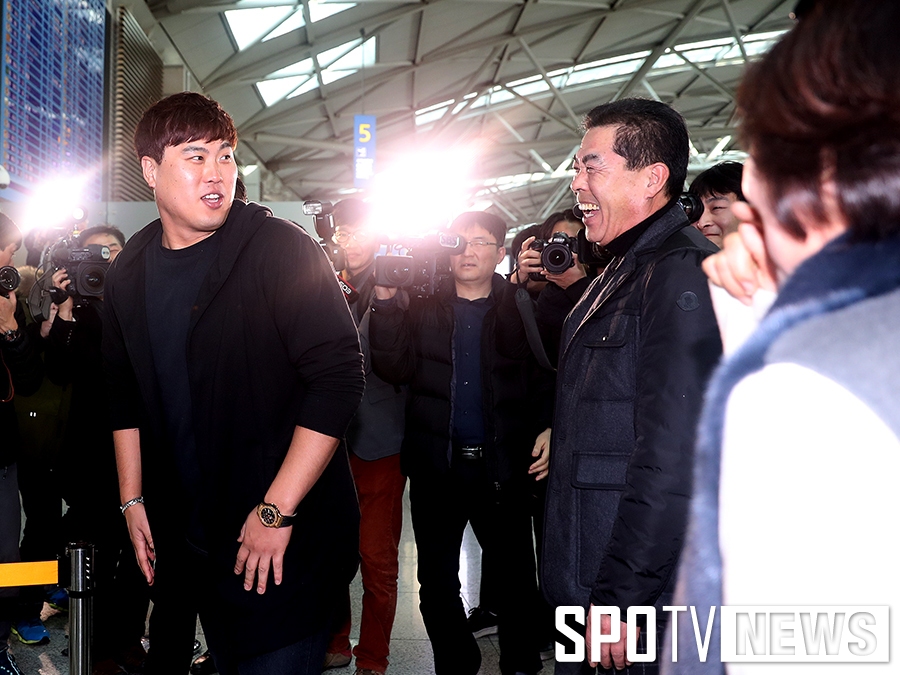 [포토S] 류현진, 부모와 인사 나누고 출국