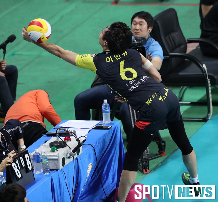 [포토S] 어렵게 볼 살려내는 이민규