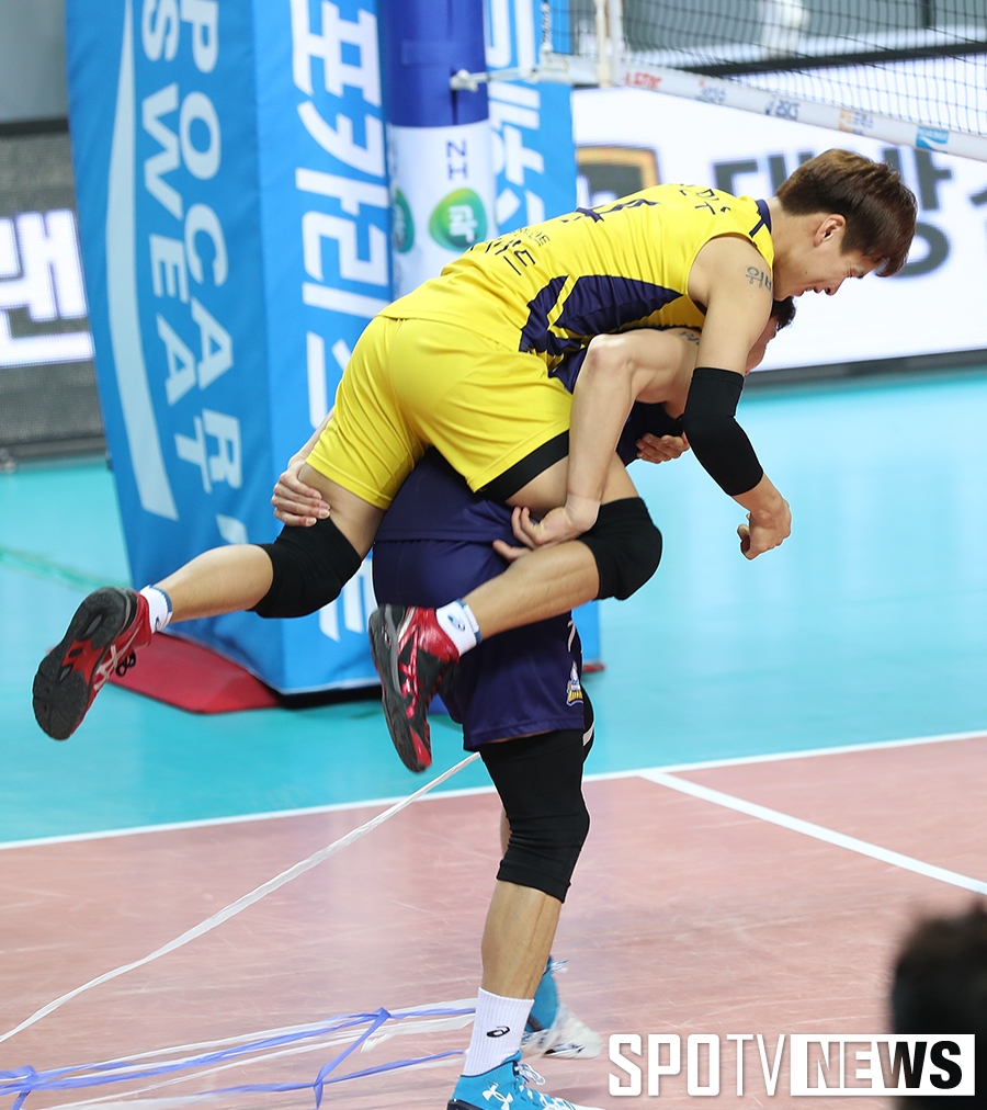 [포토S] 정민수, 최홍석 등에 어부바~