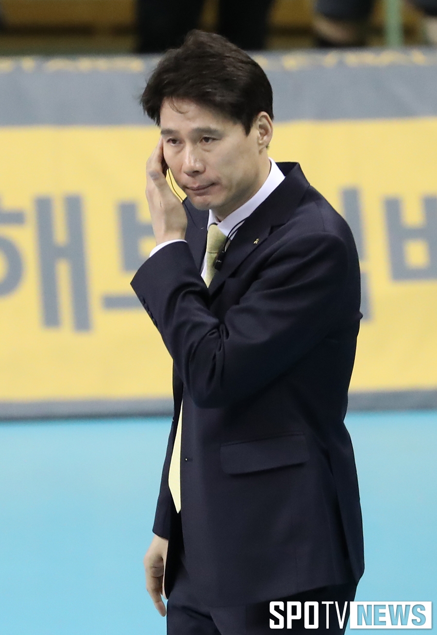 [포토S] 강성형 감독, '진땀 나네'