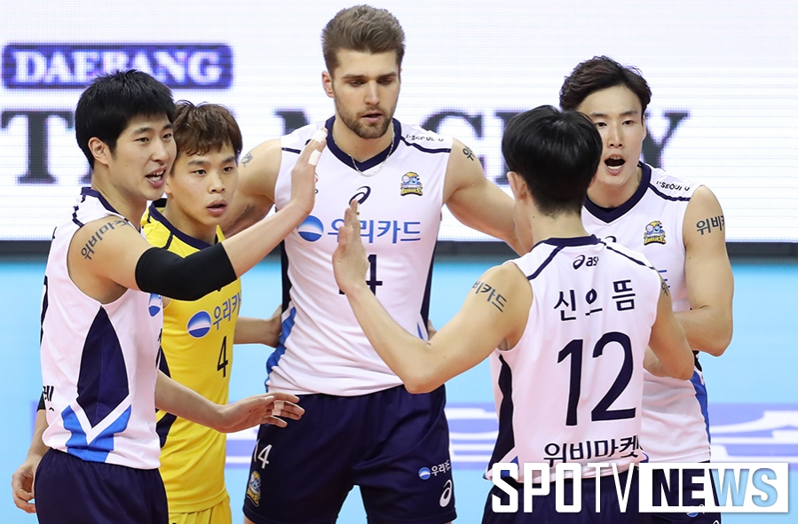 [포토S] 파다르 득점에 기뻐하는 우리카드 선수들