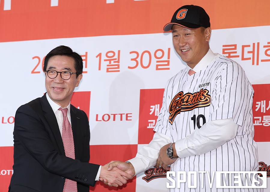 [포토S] 롯데로 돌아온 이대호, 쑥스러운 미소