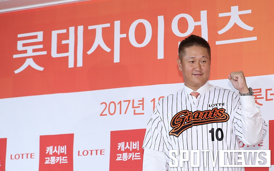 [포토S] 파이팅 포즈 취하는 롯데 이대호