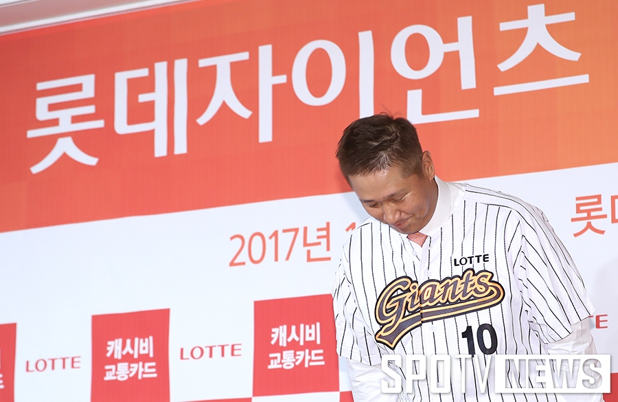 [포토S] 돌아온 이대호, '잘 부탁드립니데이~'