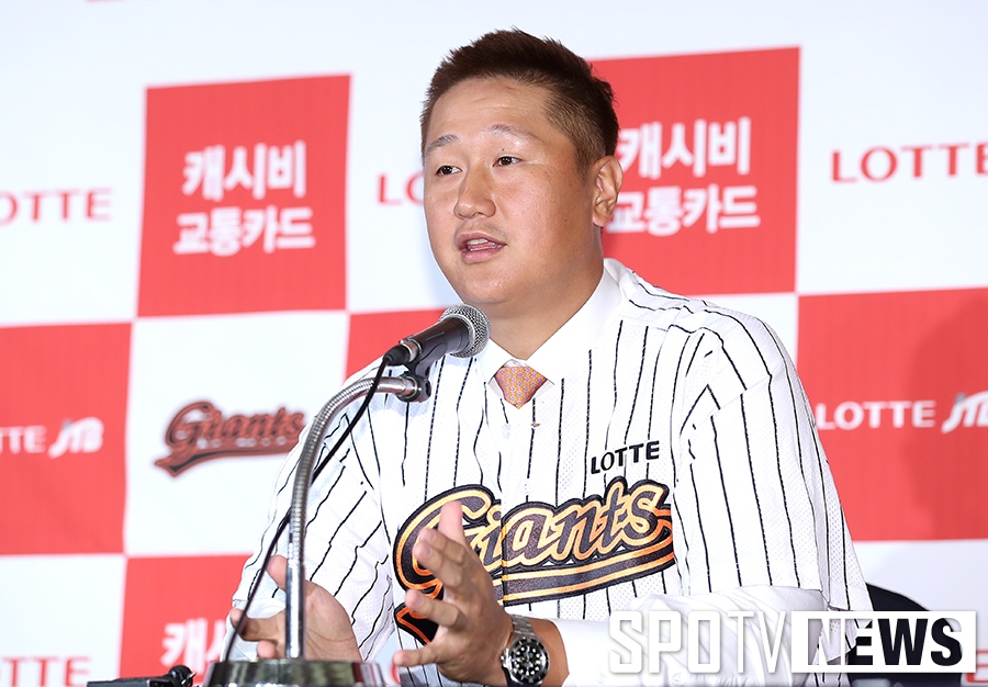 [포토S] 이대호, "롯데 강팀으로 만들겠다"