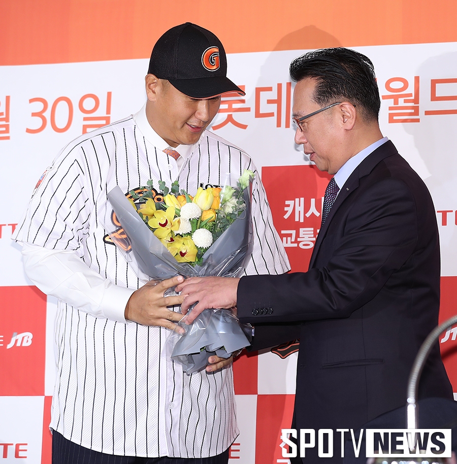 [포토S] 롯데 이윤원 단장에게 꽃다발 받는 이대호