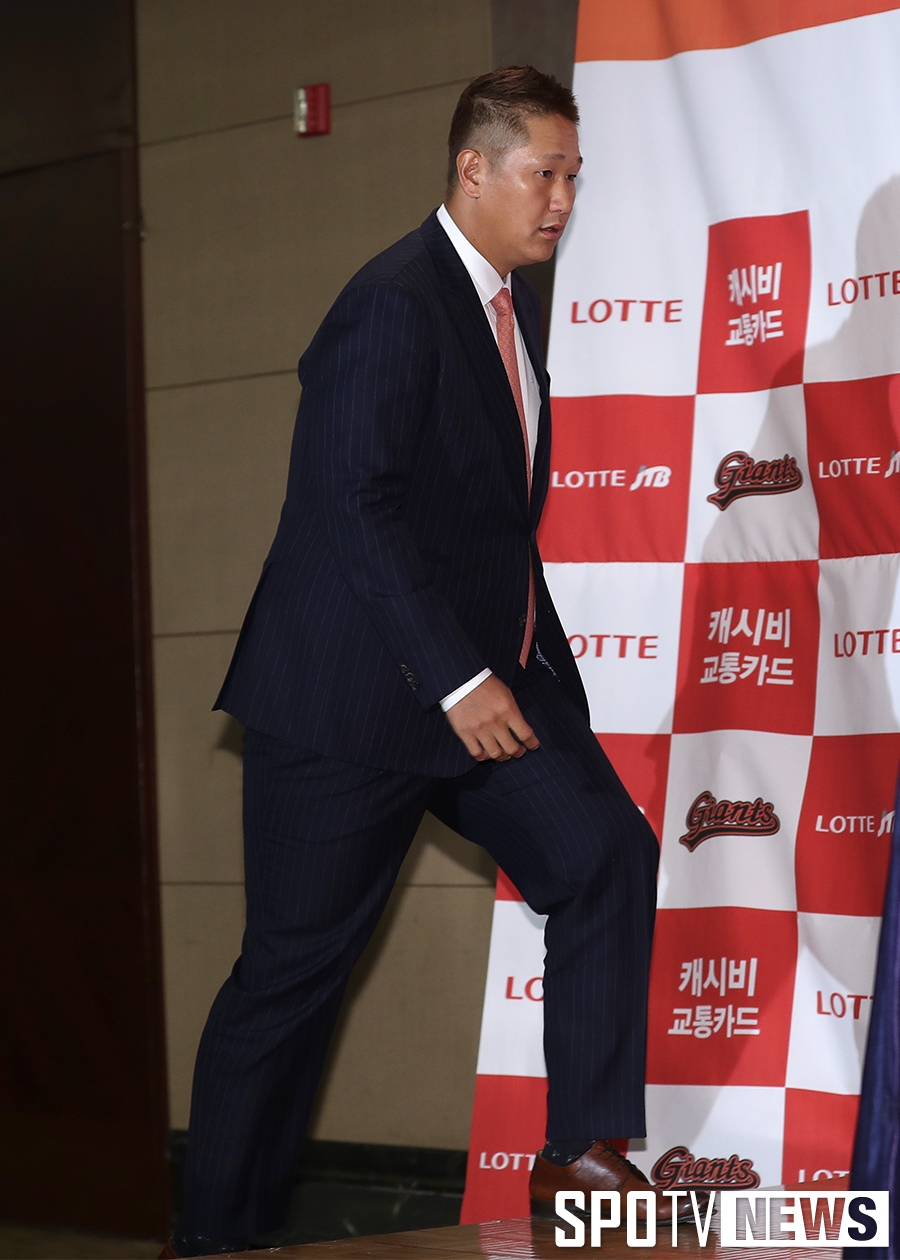 [포토S] 이대호, 말끔하게 슈트 입고 등장