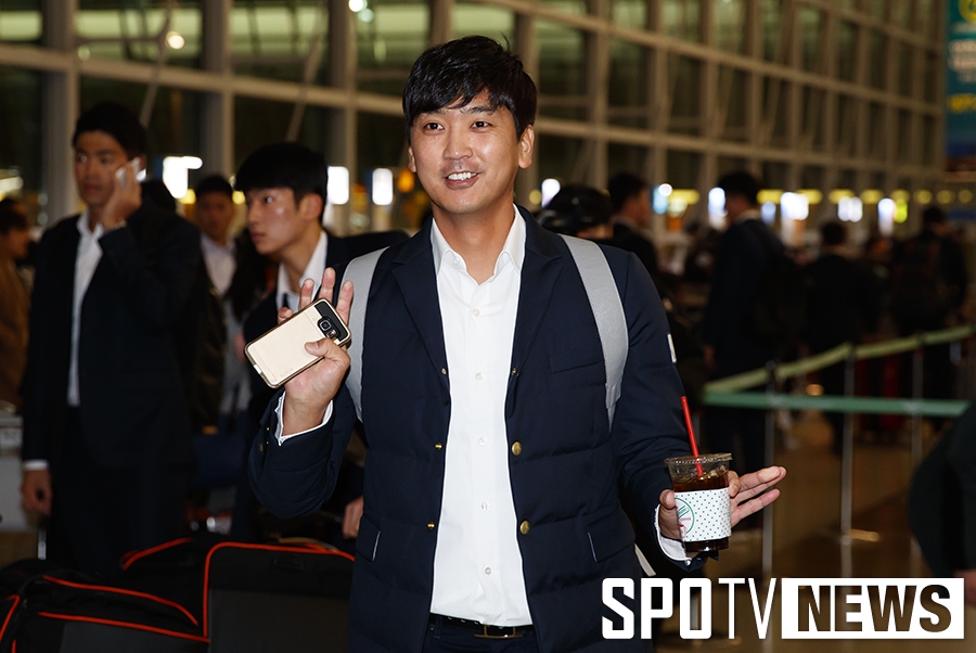 [포토S] 심수창, 어색한 손인사