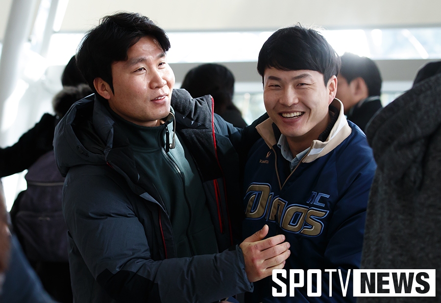 [포토S] 배웅 나온 용덕한 코치