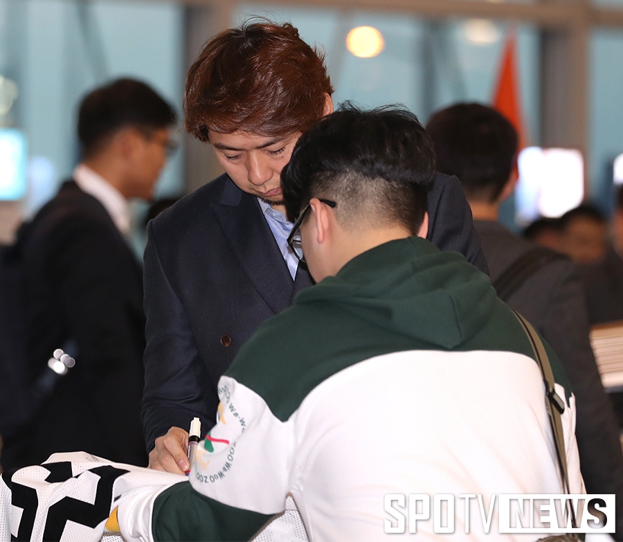 [포토S] 윤희상, 사인도 친절하게