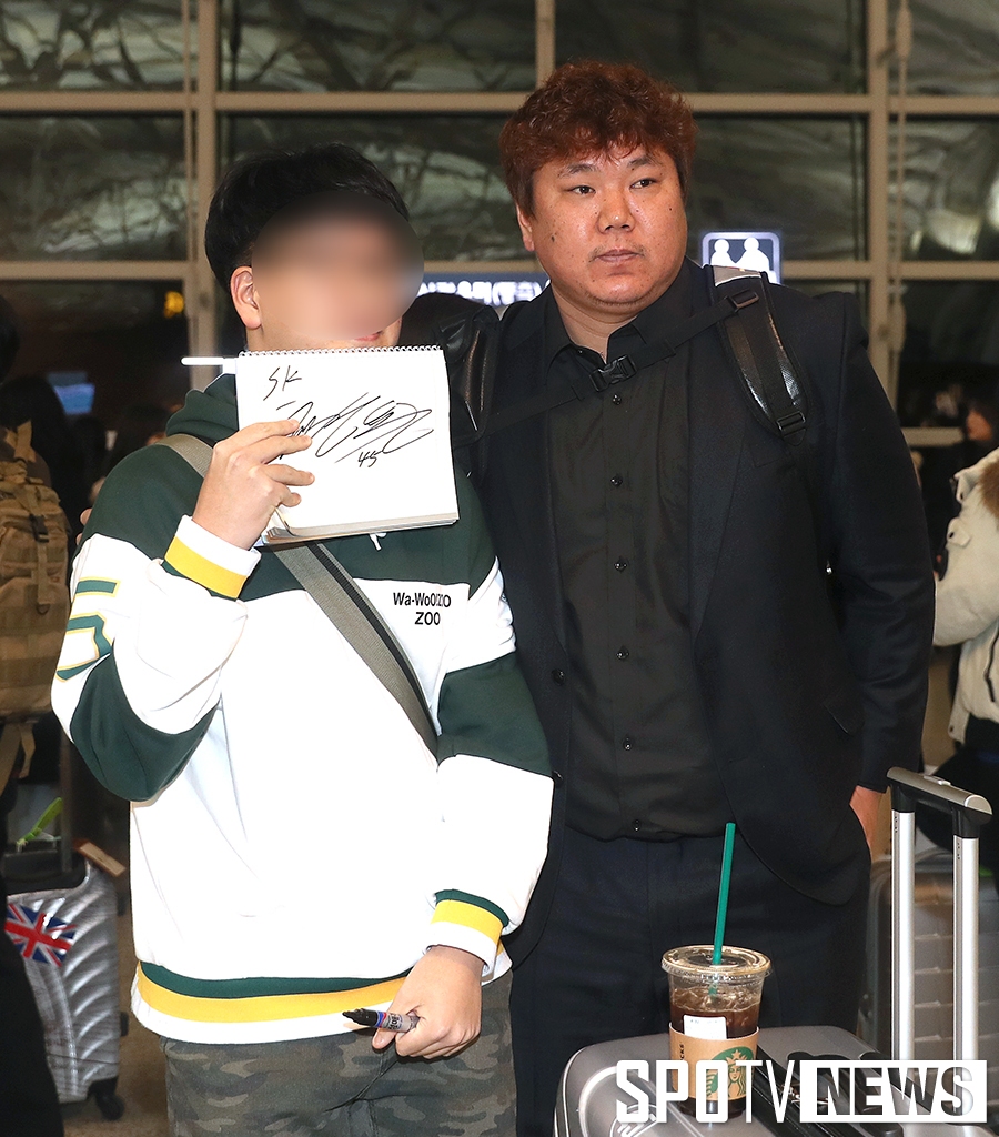 [포토S] 채병용, 팬과 기념 촬영도 OK!