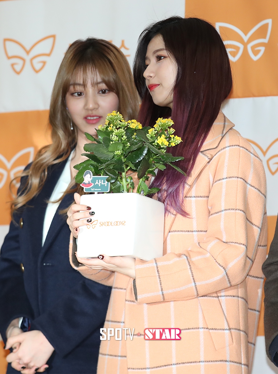 [포토S] 트와이스 사나, 아름다운 화분 들고