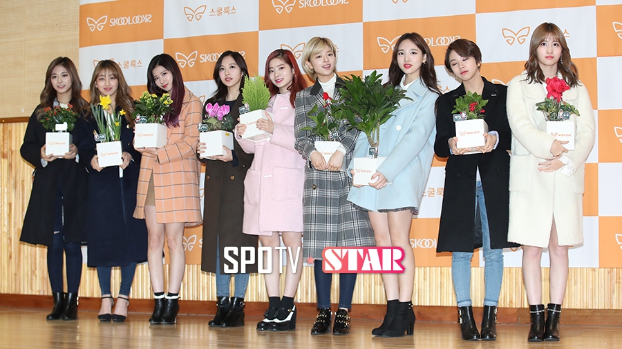 [포토S] 꽃을 든 트와이스