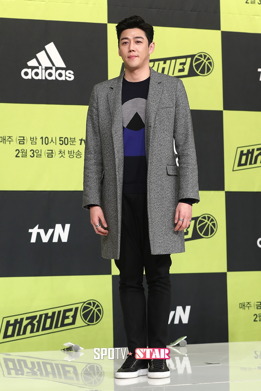 [포토S] 김혁, 경직된 포즈