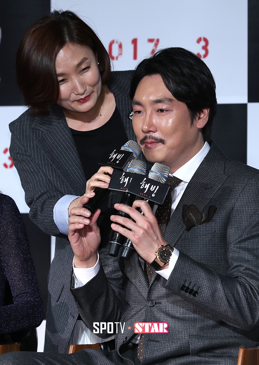[포토S] 조진웅, '마이크가 몇개?'