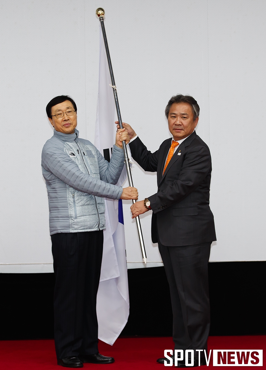 [포토S] 삿포로 동계아시안게임 선수단 단기 전달