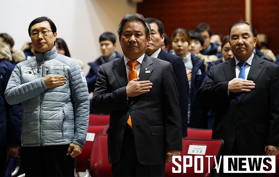 [포토S] 국민의례 하는 이기흥 대한체육회장