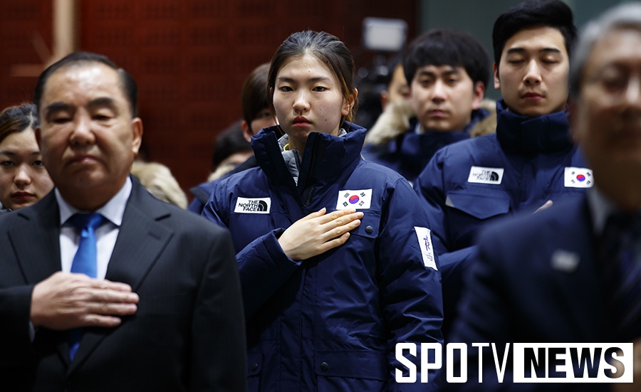 [포토S] 국기에 대해 경례하는 심석희