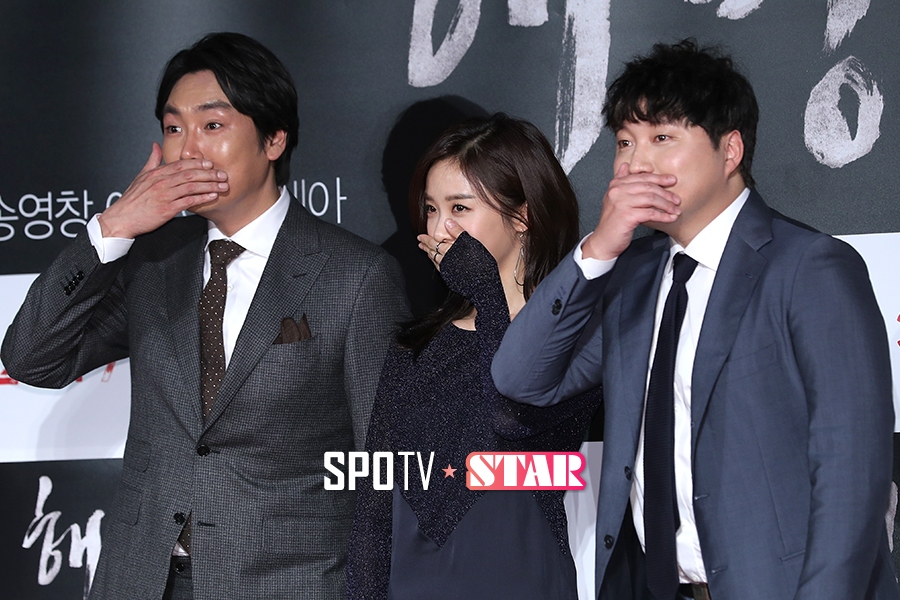 [포토S] 조진웅-이청아-김대명, '하관 가리고 더 어려보이게!'
