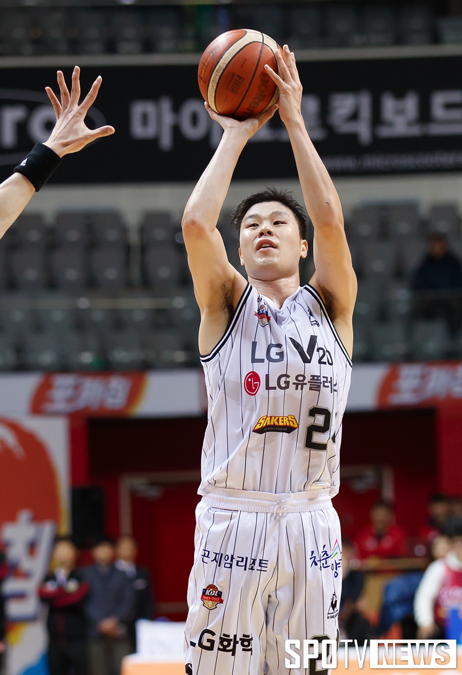 [포토S] 3점슛 날리는 조성민