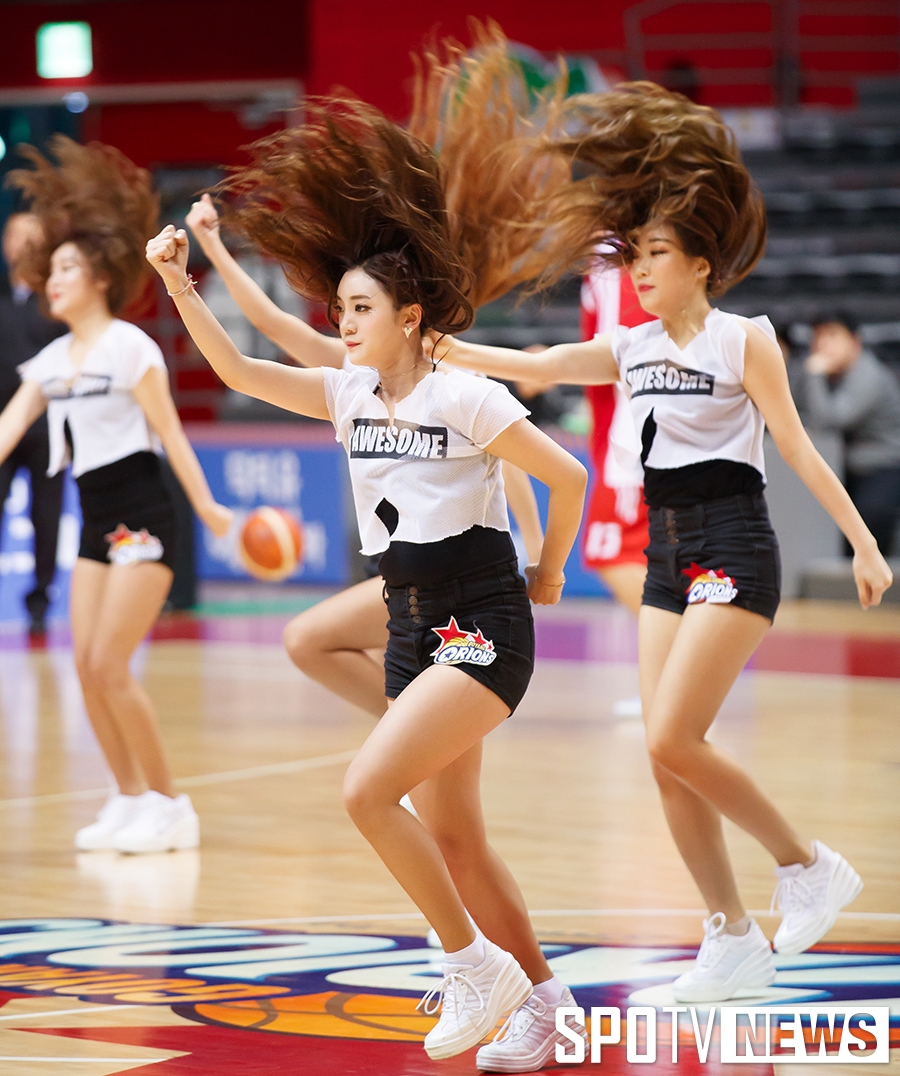 [포토S] 오리온 치어리더, 화려한 안무 펼치며