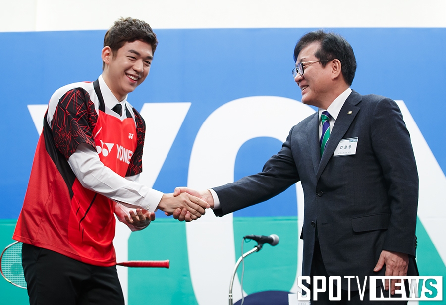 [포토S] 김철웅 대표와 악수 나누는 이용대