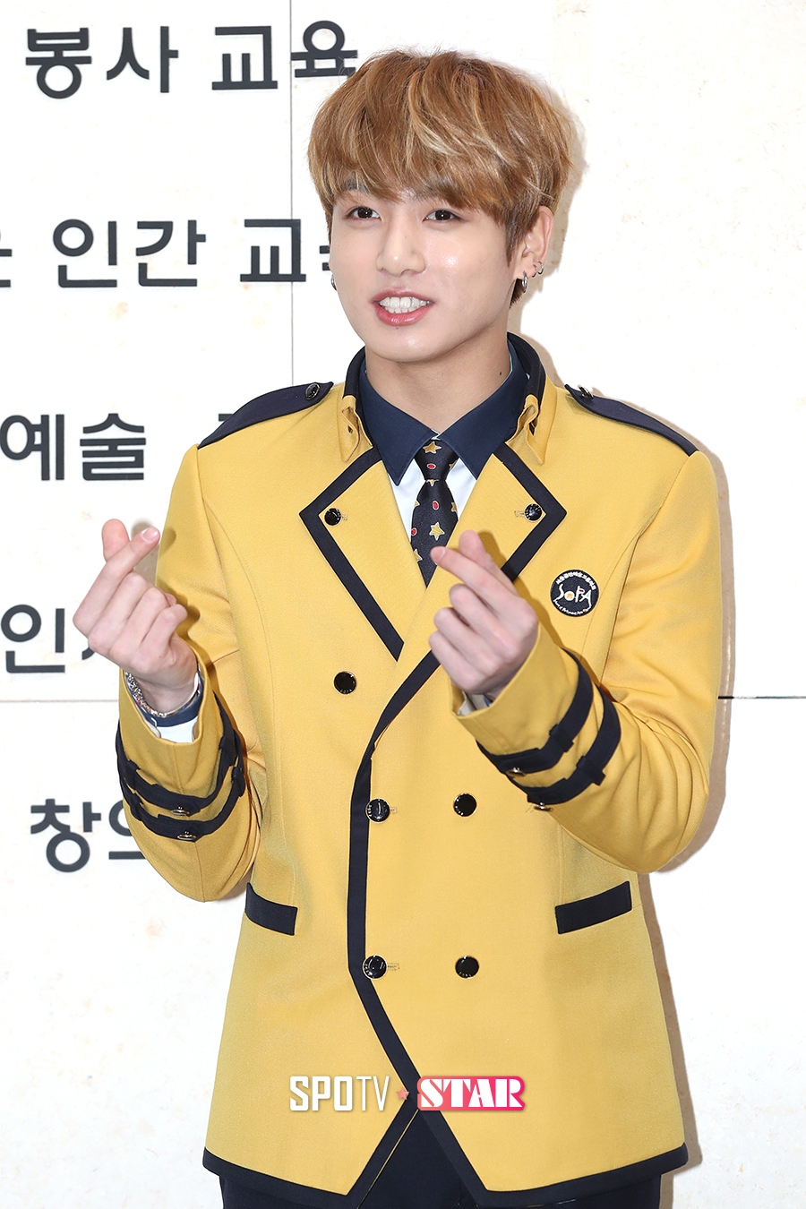 [포토S] 정국, '졸업식 끝나고 형들이랑 짜장면 먹을래요'