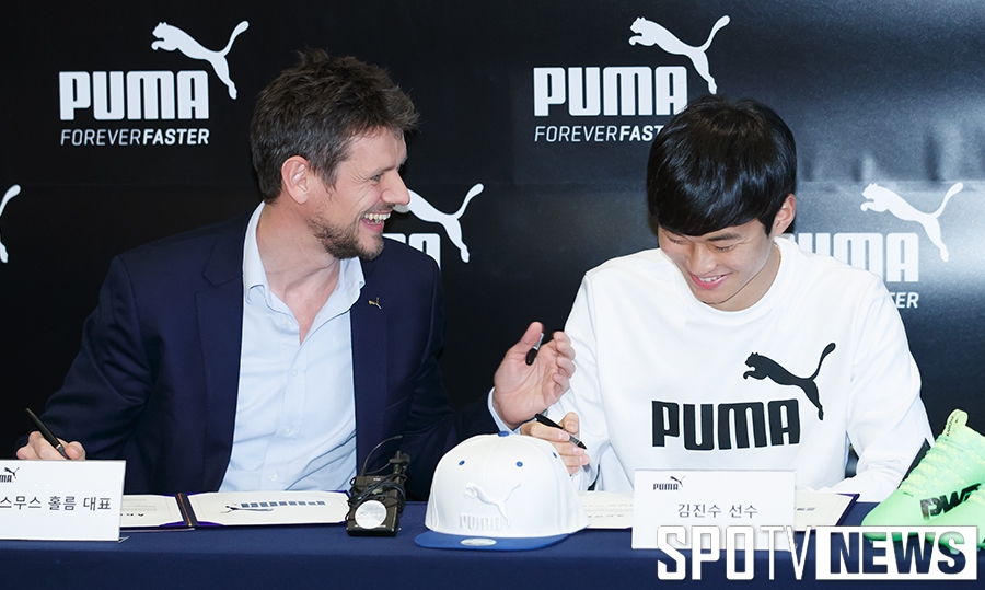 [포토S] 라스무스 대표와 장난치는 김진수