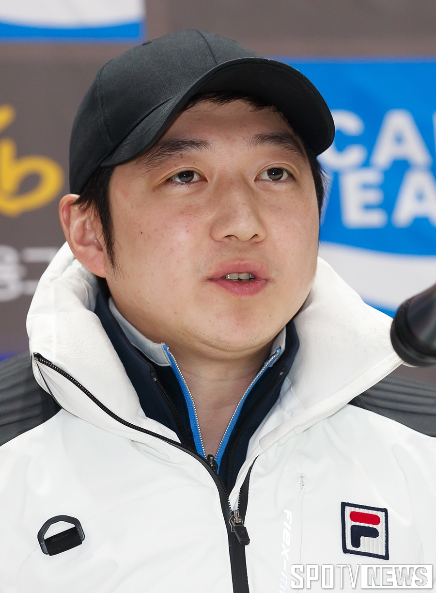 [포토S] 인터뷰하는 조재범 감독