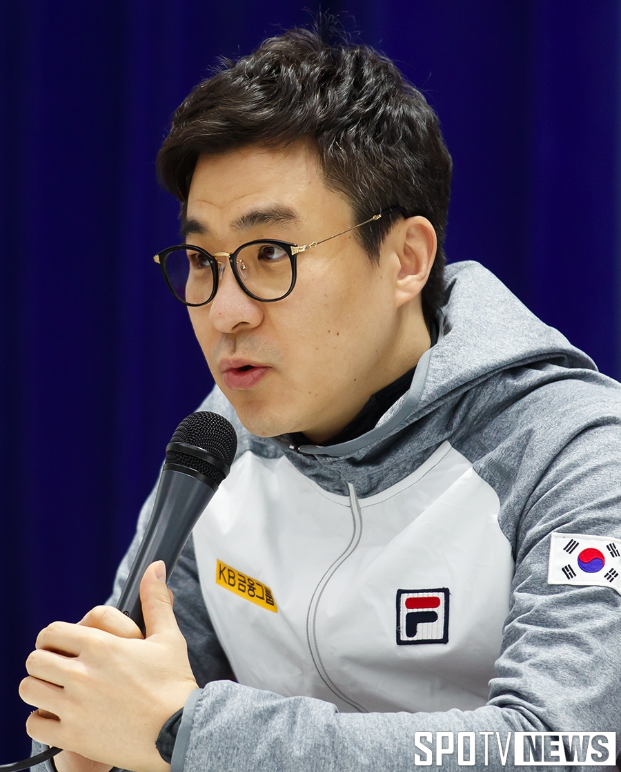 [포토S] 인터뷰하는 김선태 감독