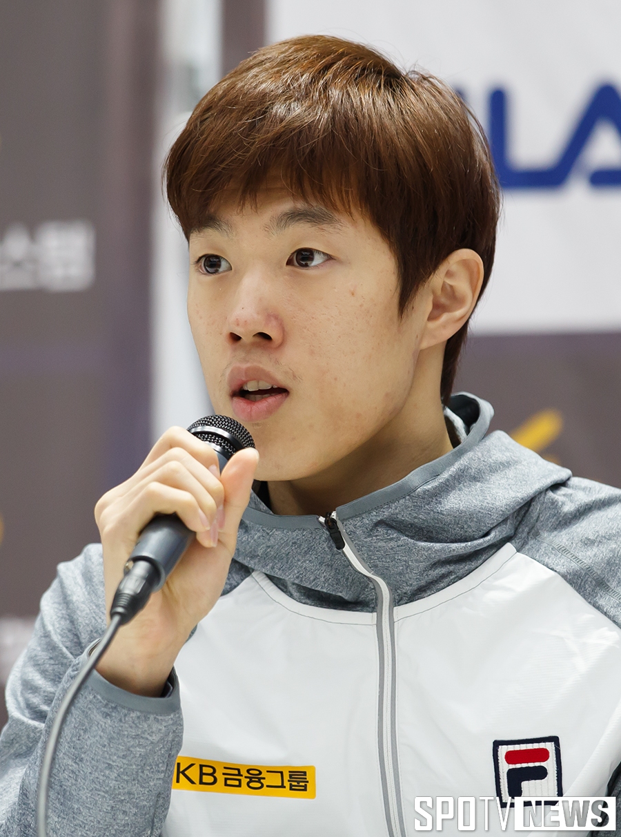 [포토S] 인터뷰하고 있는 쇼트트랙 신다운
