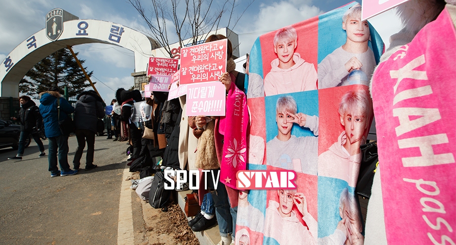 [포토S] 훈련소 앞을 가득 채운 김준수 팬들