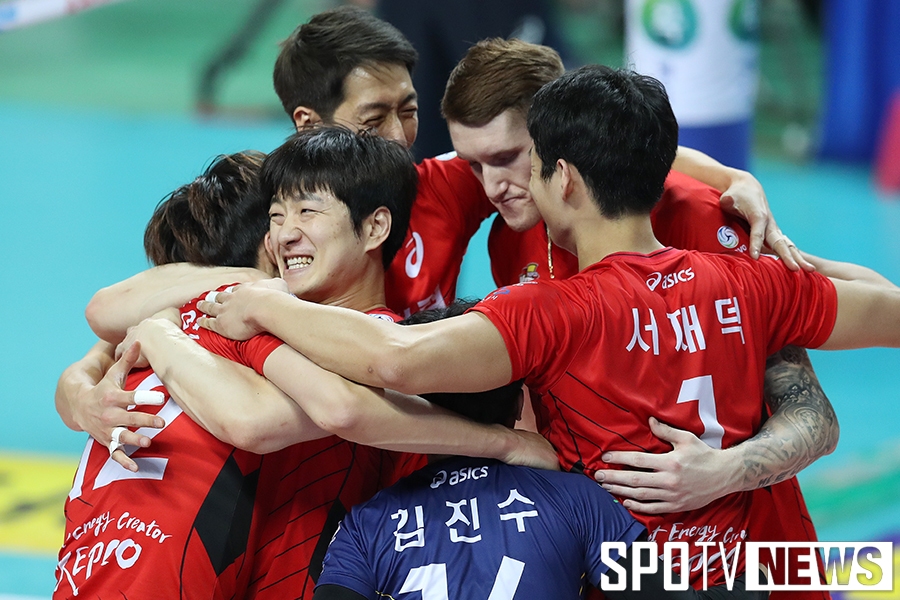 '풀세트 악몽' 끊은 한국전력, 우리카드 3-1 꺾고 2위 도약