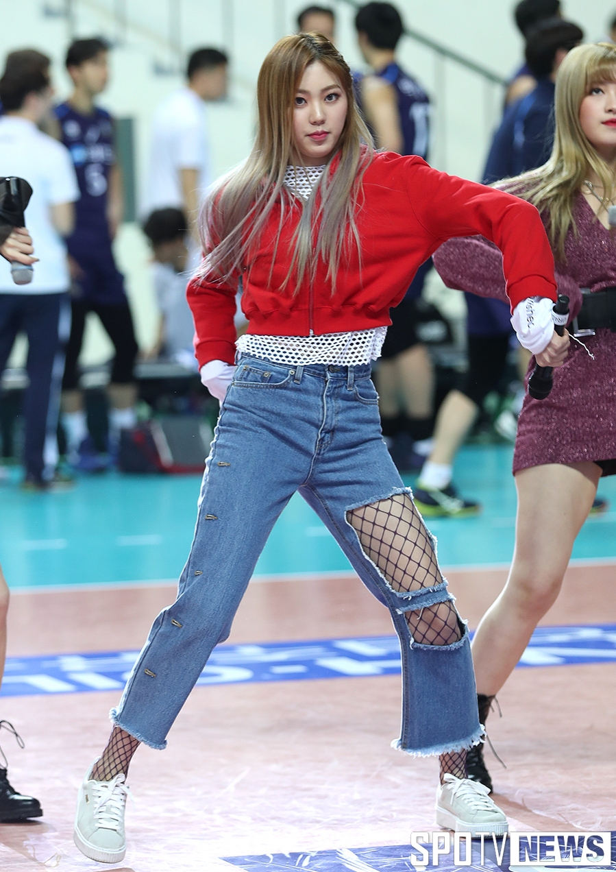 [포토S] CLC 권은빈, 망사 스타킹 위 찢어진 청바지 패션