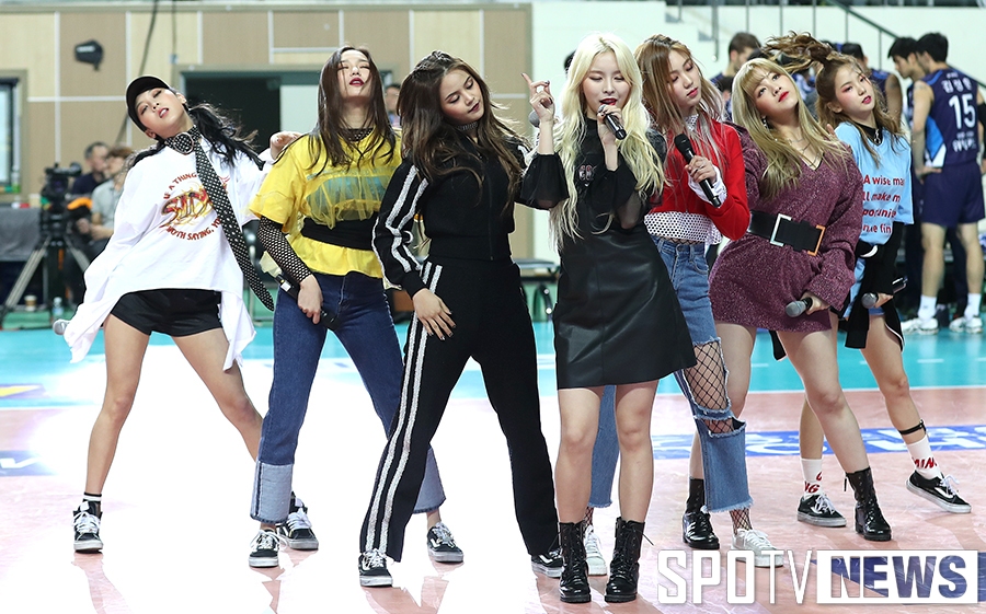 [포토S] CLC, 배구 코트 위에서 무아지경