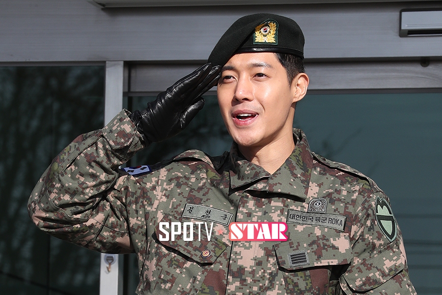 [포토S] 김현중, 각 잡힌 거수경례