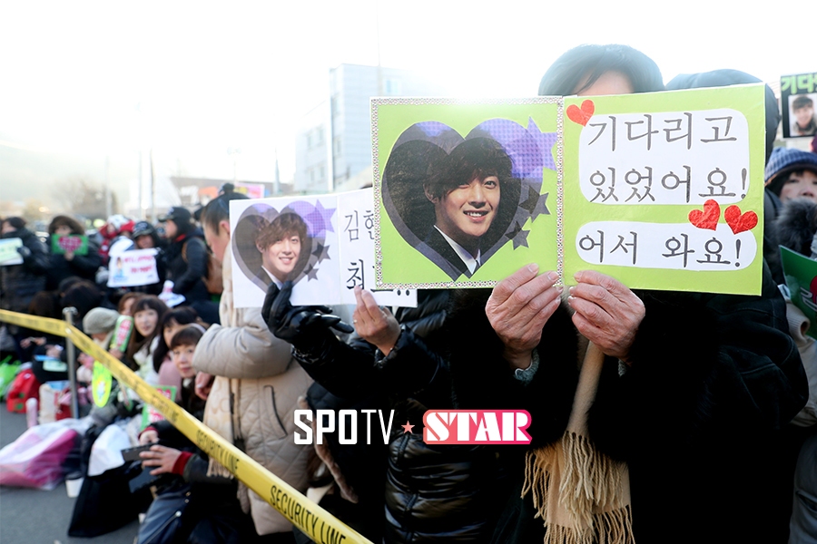 [포토S] 김현중 전역, '기다리고 있었어요! 어서 와요!'