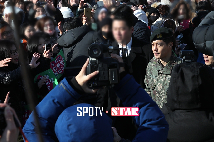 [포토S] 김현중, '팬들의 축하 속 전역'