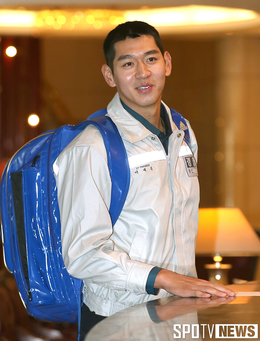 [포토S] WBC 소집 이대은, '빡빡 깎은 머리로'