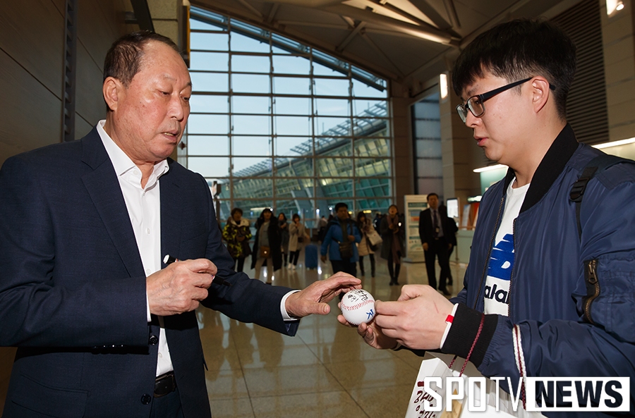 [포토S] 팬에게 사인해주고 있는 김인식 감독