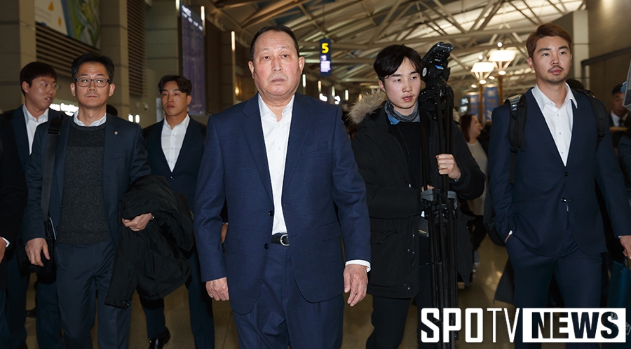 [포토S] 김인식 감독, '오키나와를 향해'