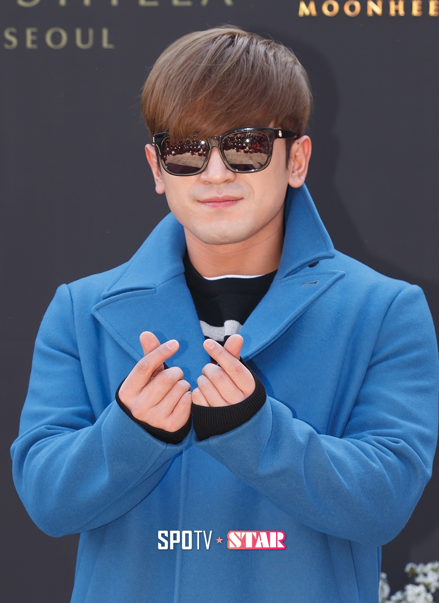 [포토S] 이민우, 소율-문희준 향해 사랑의 하트