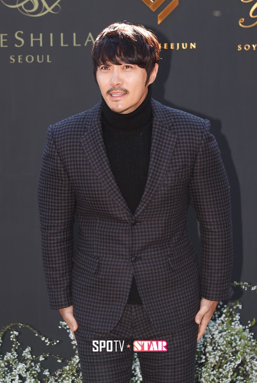 [포토S] 포토월에 올라 인사하는 KCM
