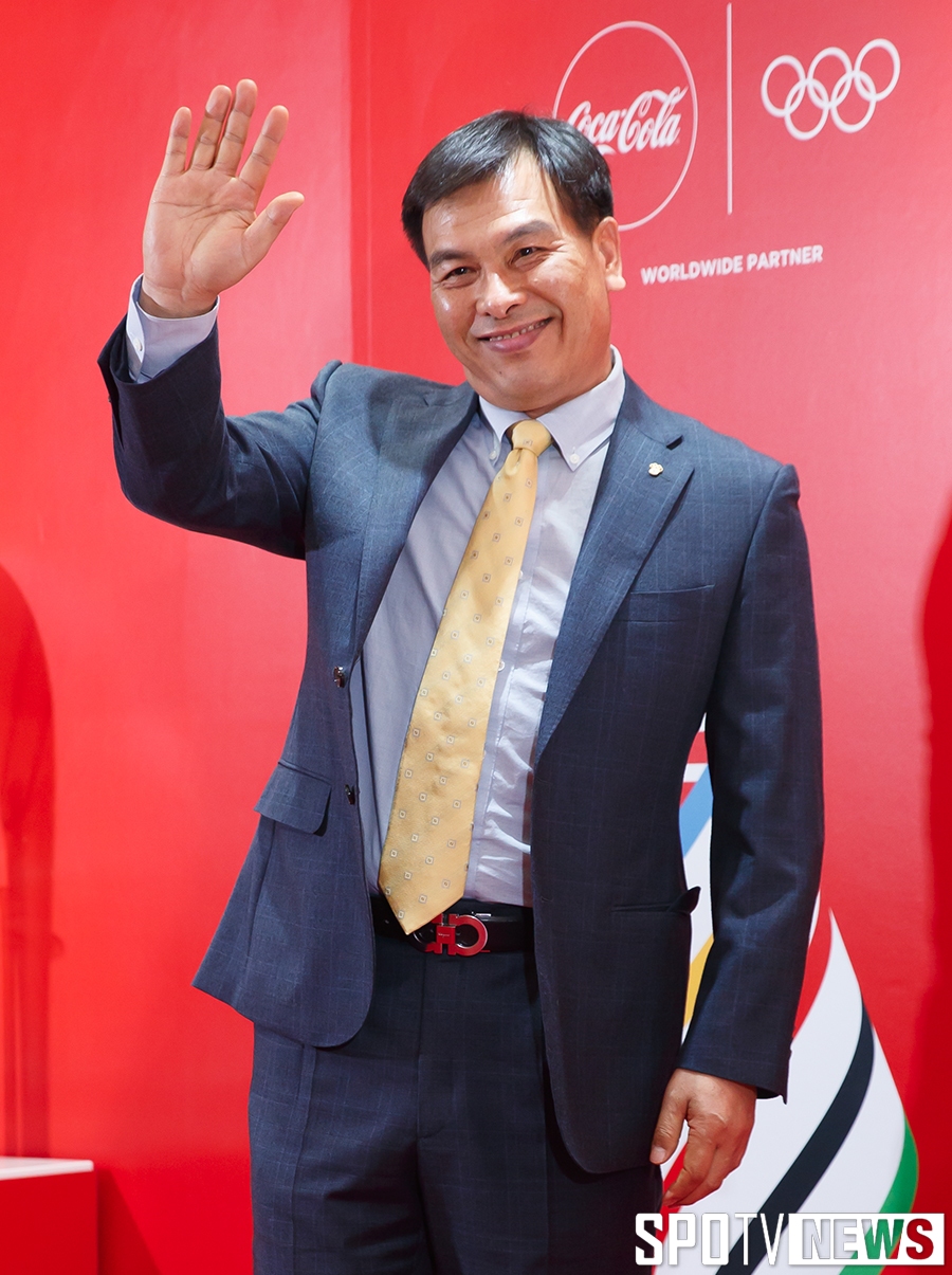 [포토S] 미소 지으며 손 흔드는 문형철 감독