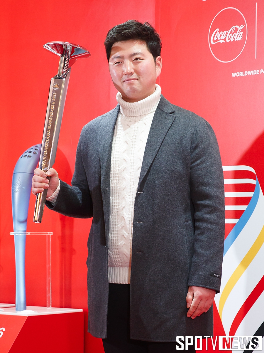 [포토S] 바르셀로나 올림픽 성화 든 1992년생 김우진